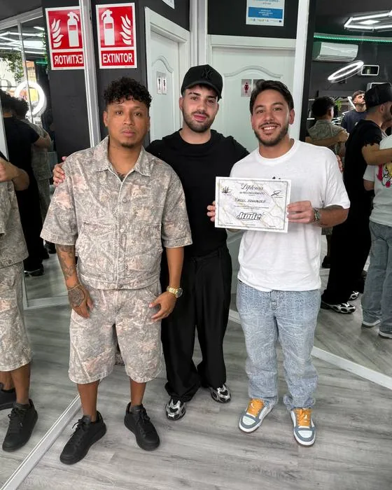 Entrega de diploma a los alumnos